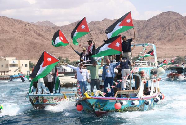 القوة البحرية والزوارق الملكية تُنظم مسيرة بحرية في العقبة احتفاءً بيوم العلم