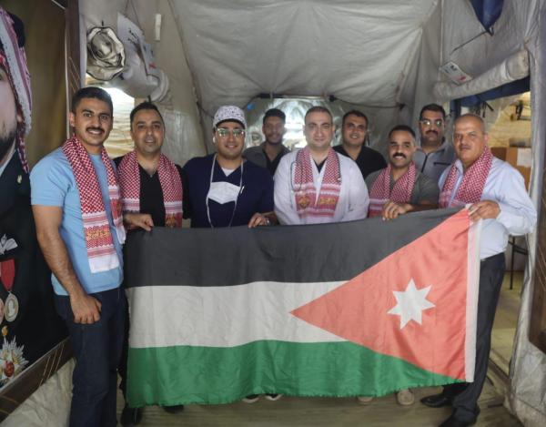 المستشفيان الميدانيان الأردنيان في جنوب غزة ونابلس يحتفلان بيوم العلم الأردني