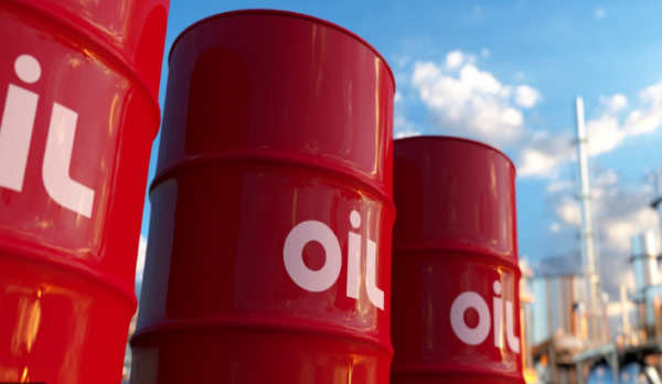 النفط يواصل الهبوط .. انخفاض بمقدار 13% منذ إعلان فتح مضيق هرمز