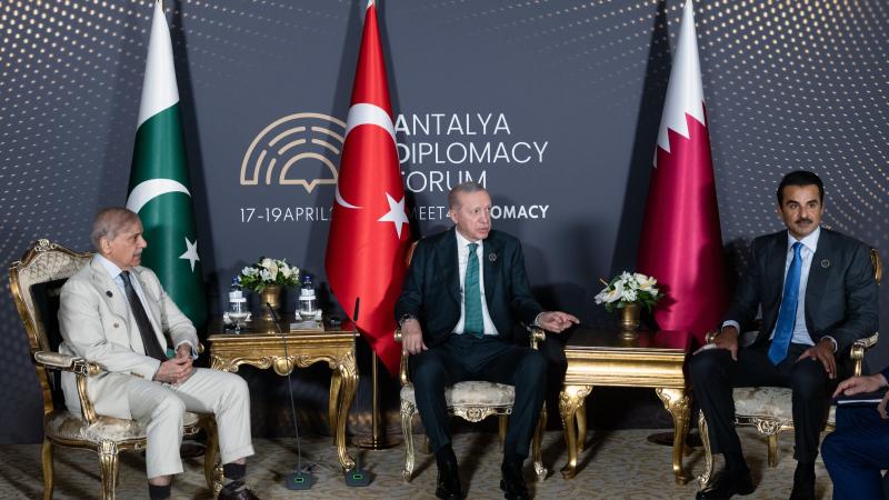 أمير قطر ورئيس تركيا ورئيس وزراء باكستان يبحثون حلول إنهاء التصعيد