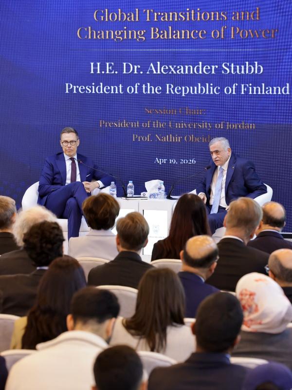 رئيسُ جمهوريّة فنلندا يزورُ الجامعة الأردنيّة ويحاضر عن التحوّلات العالميّة