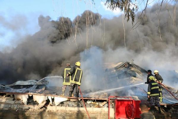 14 إصابة جراء تفريغ وميضي ناتج عن حريق مصنع كيماويات في إربد
