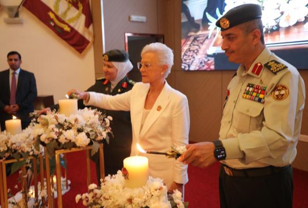 الأميرة منى ترعى حفل إضاءة الشموع في كلية الأميرة منى للتمريض