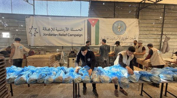 الحملة الأردنية توزّع الخبز الطازج على نازحي مواصي خان يونس