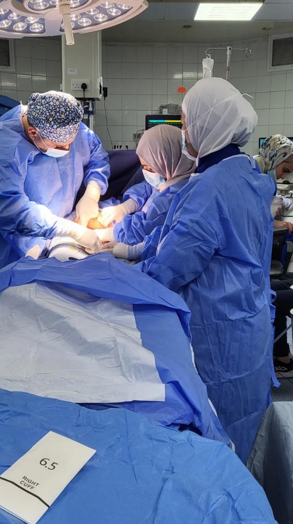 إجراء عملية نوعية لفصل المشيمة الأحادية باستخدام الليزر في الخدمات الطبية الملكية