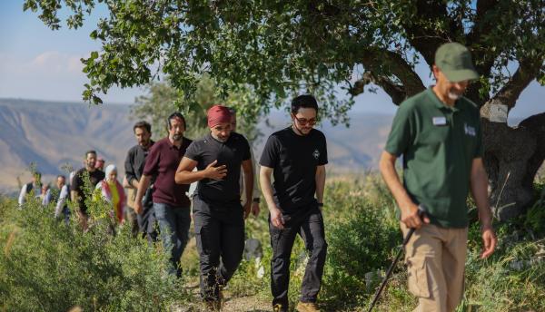 بالصور .. ولي العهد يشارك ناشطين في مسير طبيعي بمحمية غابات اليرموك