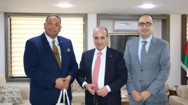 وزير الإدارة المحلية يبحث والمدير الإقليمي لصندوق المناخ الأخضر سبل تعزيز التعاون