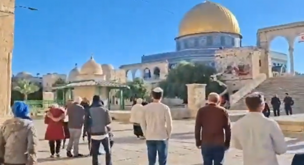 الأردن ودول عربية وإسلامية: رفع العلم الإسرائيلي داخل باحات الأقصى انتهاك سافر