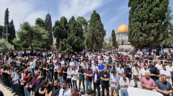 رغم تضييقات الاحتلال .. 70 ألفاً يؤدون صلاة الجمعة في الأقصى