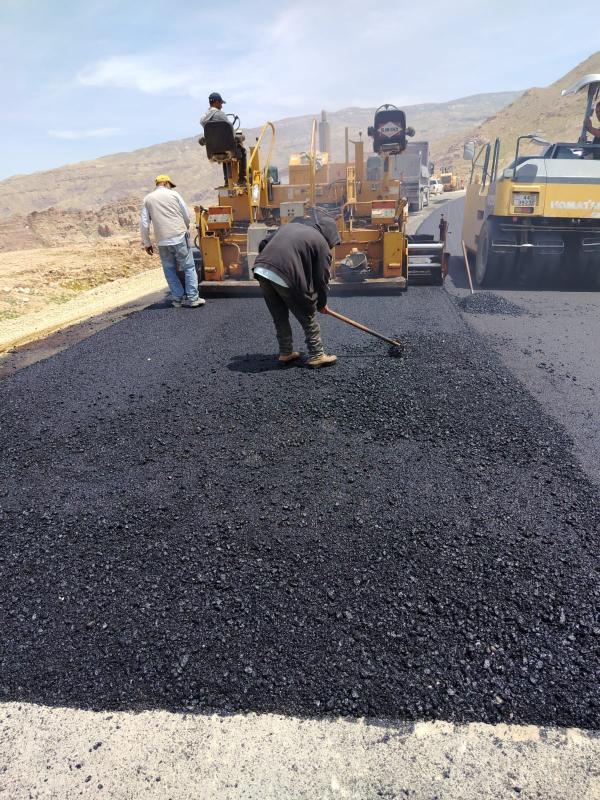 إنجاز أعمال الخلطات الإسفلتية في الجزء الثاني من مشروع طريق كثربا - الأغوار