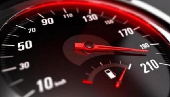ضبط مركبتين تسيران بسرعة تجاوزت 212 كم/ ساعة