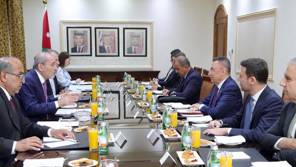 وزير الخارجية يلتقي رئيس لجنة الشؤون الخارجية في البرلمان التركي