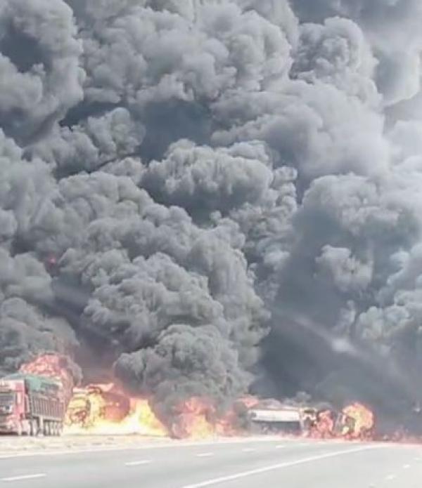حريق صهريج محروقات و3 شاحنات على طريق الصحراوي