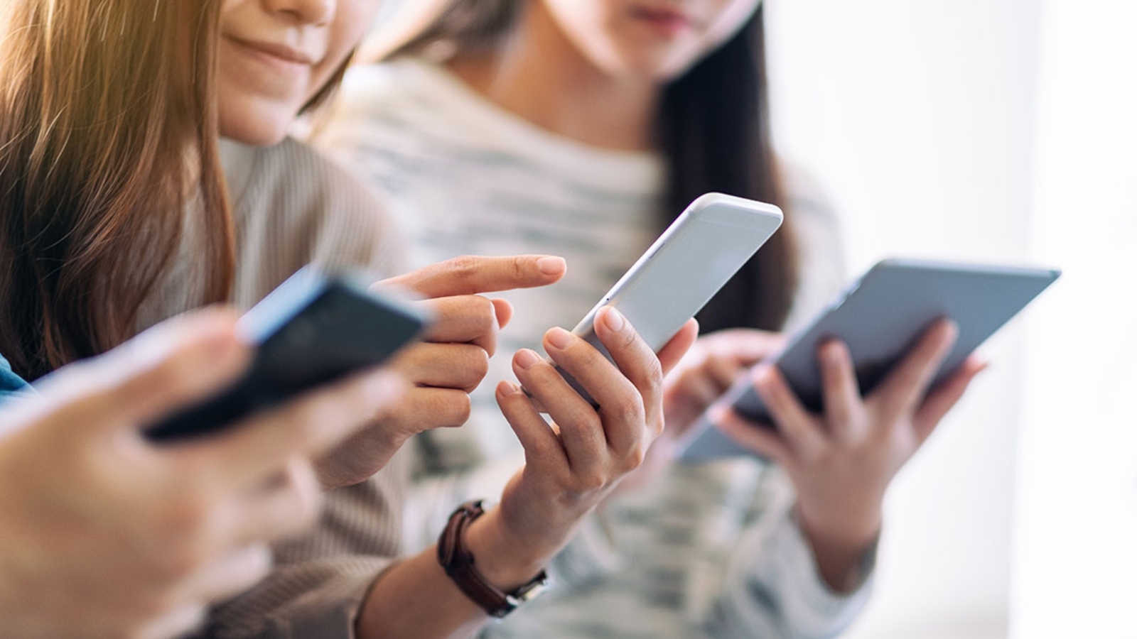 نحو ثلثي أولياء الأمور في الإمارات يؤيدون حظر وسائل التواصل الاجتماعي لمن هم دون 16 عاماً