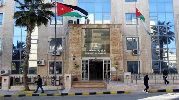 العمل : 491 مخالفة لشركة ألبان لم تلتزم بدفع أجور العاملين فيها