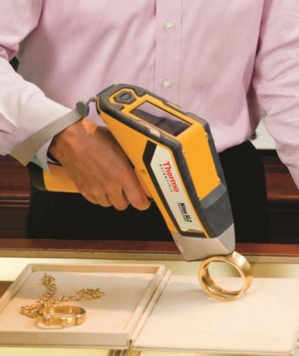 المواصفات والمقاييس تبدأ باستخدام (XRF) للرقابة على الذهب