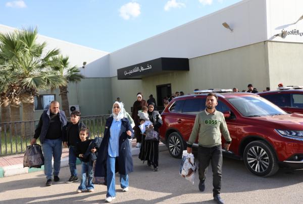 الجيش يقوم بإجلاء 42 طفلاً و 75 مرافقاً من قطاع غزة