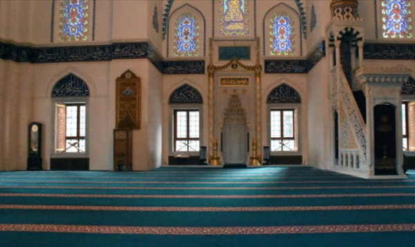 أوقاف إربد: أحداث تصرفوا بشكل غير لائق داخل مسجد