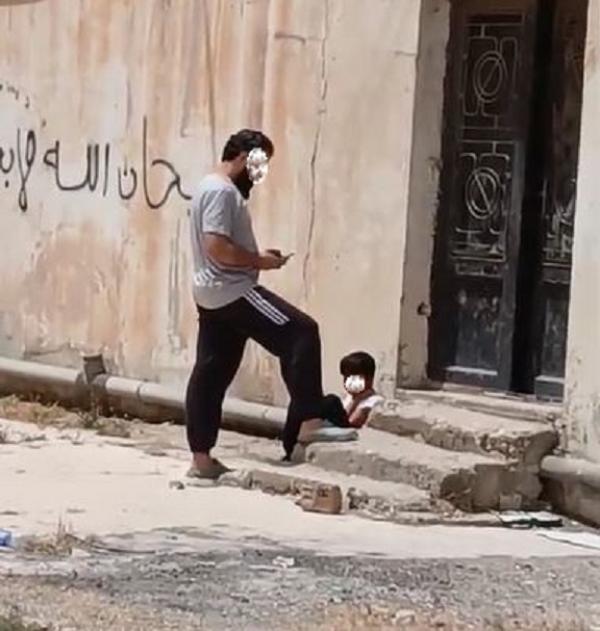 ضبط المعتدي على طفل بسبب كرة سقطت بمنزله .. وتحويله للمدعي العام