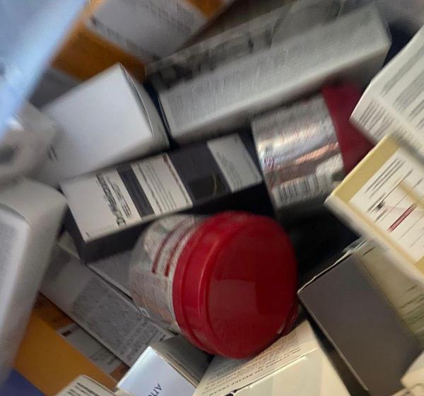 ضبط مستحضرات تجميل غير مجازة تُروَّج عبر منصات التواصل