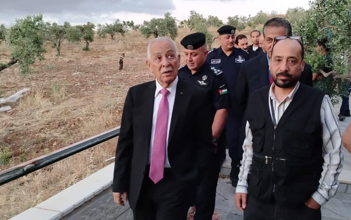 العيسوي يتفقد منزلا متضررا بسقوط مسيرة بمنطقة بليلا في جرش 
