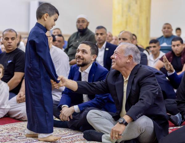 الملك وولي العهد يؤديان صلاة العيد في مسجد عمر بن الخطاب بالعقبة