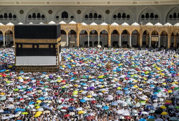 صحن الكعبة يكتظ بضيوف الرحمن .. الحجاج يؤدون طواف الإفاضة