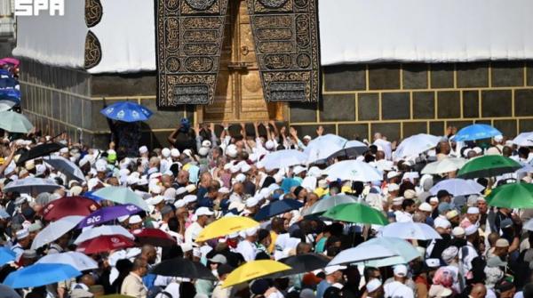 حجاج بيت الله الحرام يؤدون طواف الوداع في آخر أيام التشريق