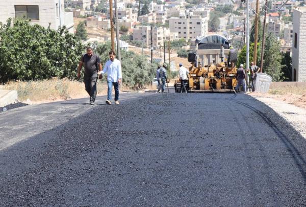 الجراح يتفقد سير عمل مشروع تعبيد شبكة الطرق في بلدية بني عبيد