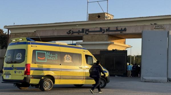 30 مريضاً و 51 مرافقاً يغادرون غزة عبر رفح لتلقي العلاج