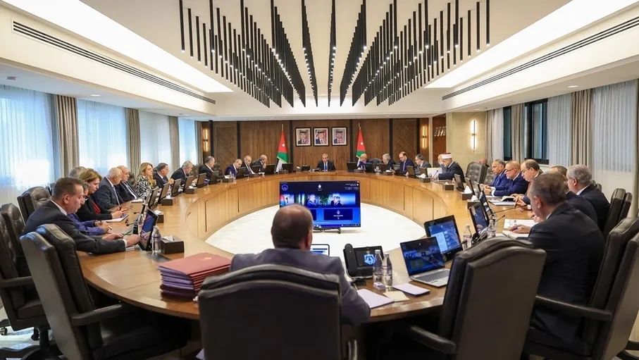 الحكومة تقر زيادات على رواتب موظفين وإجراءات لتعزيز الحماية الاجتماعية
