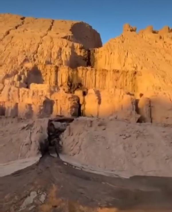 محافظ العقبة يكشف سر المادة السوداء بين الصخور .. زيوت عادمة
