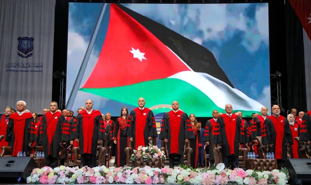 بالصور والفيديو .. د.الحوراني يرعى احتفال عمان الاهلية لليوم الثالث بتخريج طلبة الفصل الثاني (الفوج 33) ويُكرّم رئيسها السابق