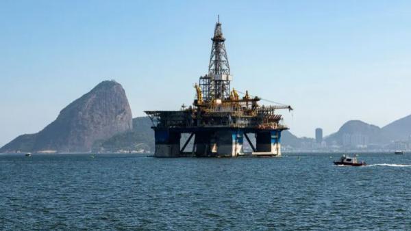 النفط يقفز 16% في أسبوع وسط تصاعد الهجمات بين أميركا وإيران