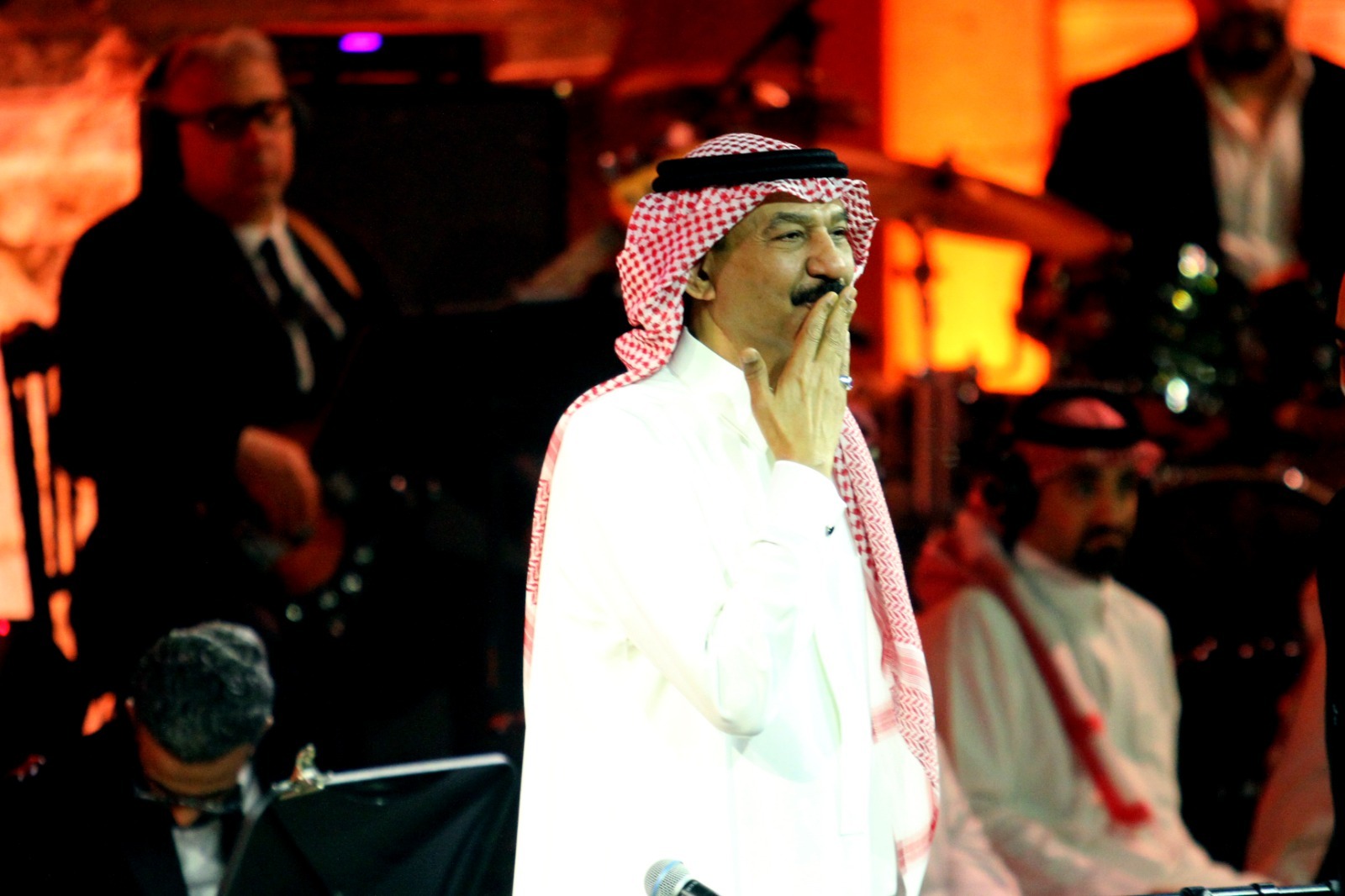 عبادي الجوهر يطرب الجمهور في أول ظهور له في مهرجان جرش