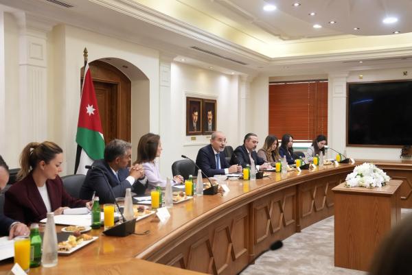 الصفدي يستقبل وفدًا من مساعدي أعضاء في الكونغرس الأمريكي