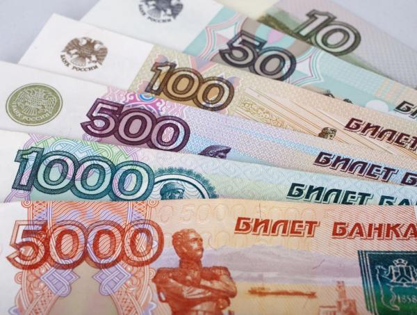 المركزي الروسي يرفع سعر الروبل أمام الدولار واليوان