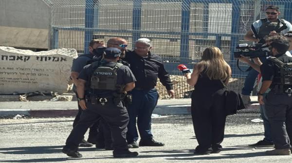 الاحتلال يبدأ إخلاء مقر الأونروا في كفر عقب شمال القدس