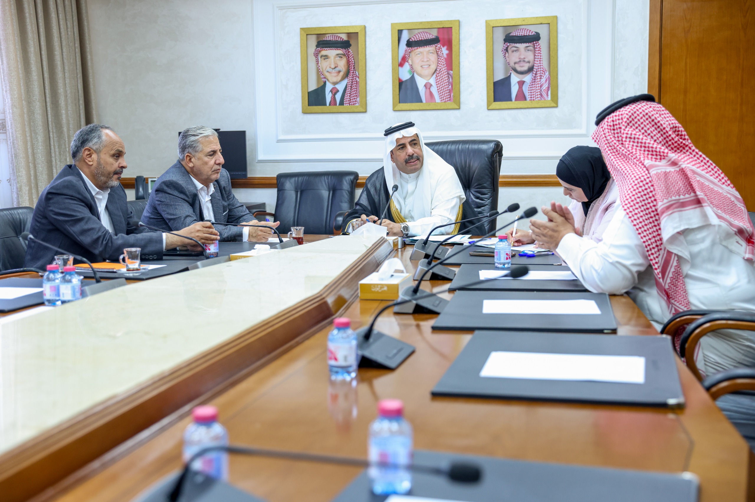 اصحاب شركات صهاريج نقل حامض الفوسفوريك في الجنوب يبثون شكواهم ومطالبهم بالخدمات والنقل النيابية