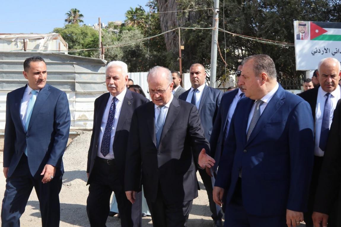 رئيس الوزراء الفلسطيني يزور المستشفى الميداني الأردني نابلس/11