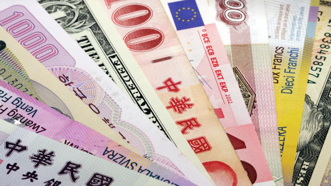 الدولار يتمسك بقمة أسبوعين مع ارتفاع النفط بفعل تطورات الشرق الأوسط