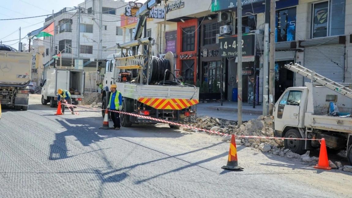 كهرباء اربد تنقل أعمدة وشبكات كهربائية ضمن مشروع تطوير دوار الثقافة