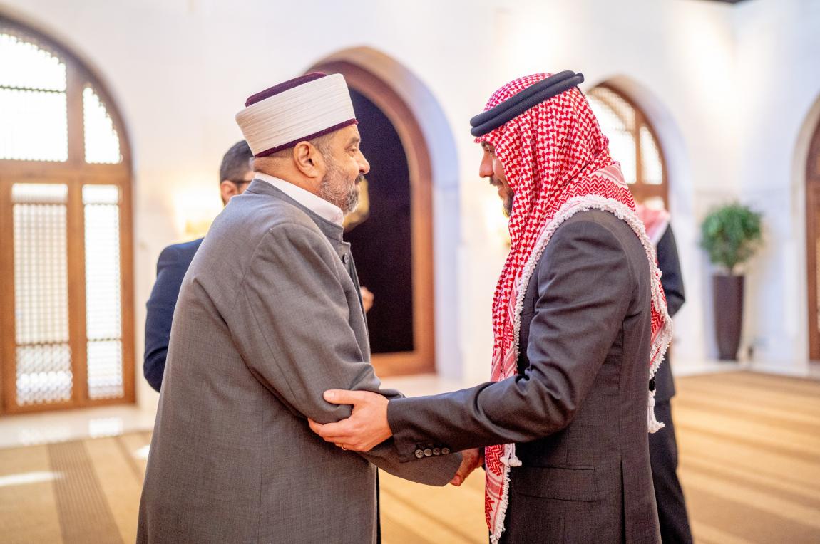 نائب الملك يكرم قيادات مشاركة في أعمال مؤتمر مؤسسة آل البيت للفكر الإسلامي