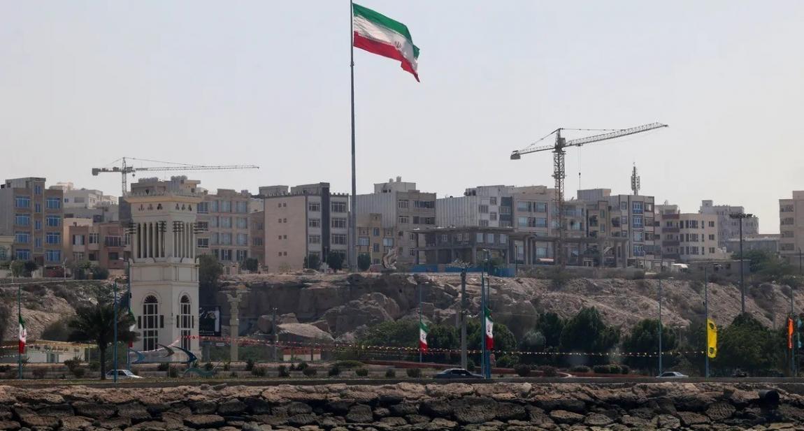 إعلام إيراني: سماع دوي انفجارات متعددة في قشم وسيريك