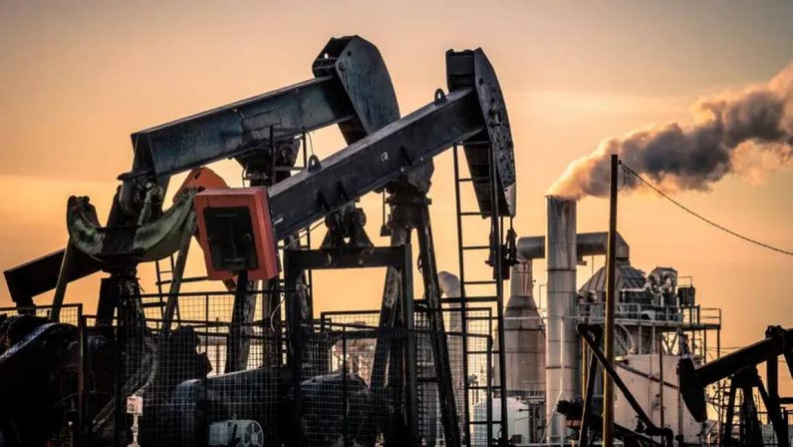 النفط يقفز 9% في أسبوع .. وبرنت يتجاوز 104 دولارات