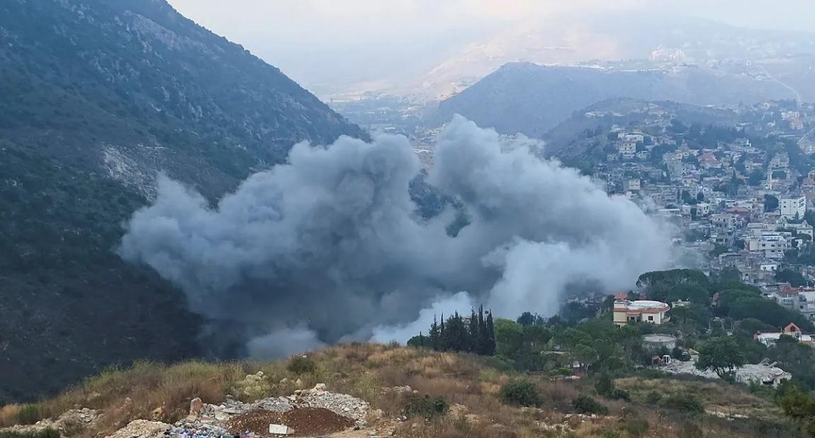 إسرائيل تقصف مناطق جنوبي لبنان .. وتتأهب لتحذير محتمل