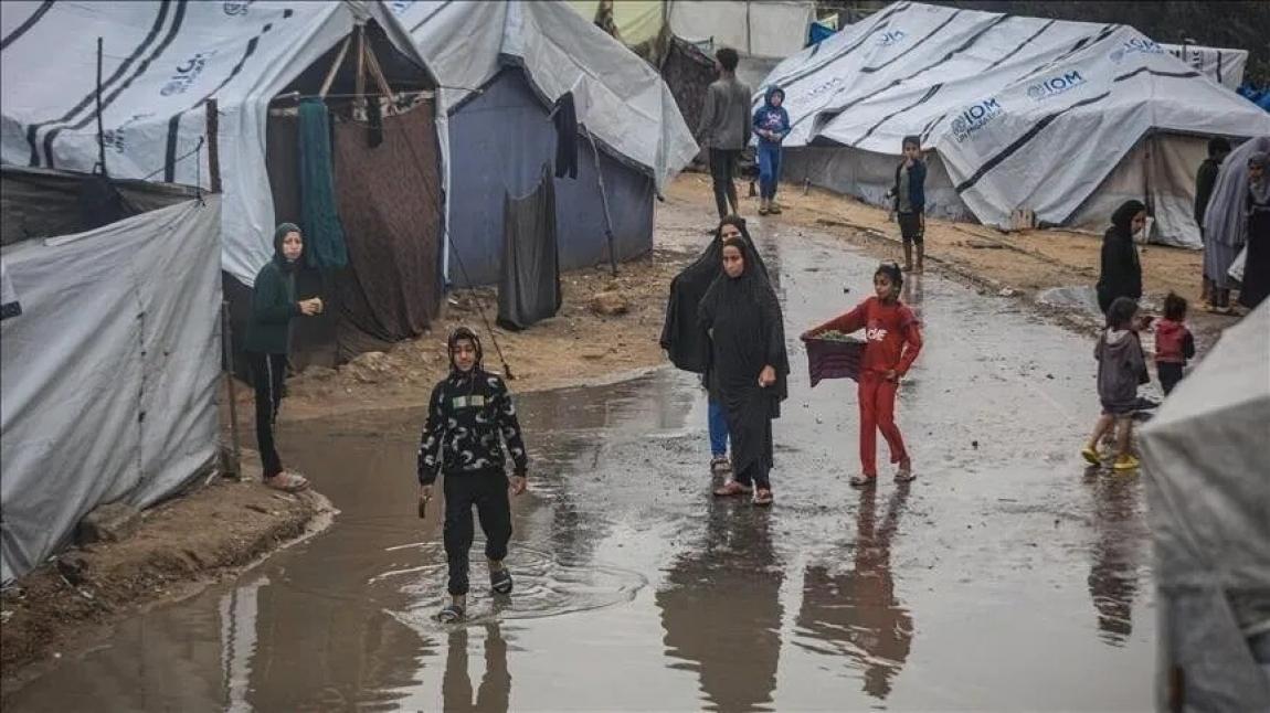 غزة .. أكثر من 60 بالمئة من خيام النازحين متهالكة مع قرب الشتاء