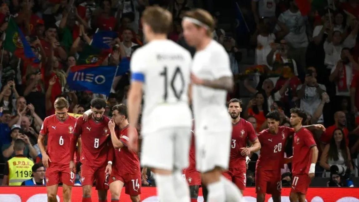 البرتغال تهزم النرويج .. والجماهير تستحضر رونالدو بالأقنعة