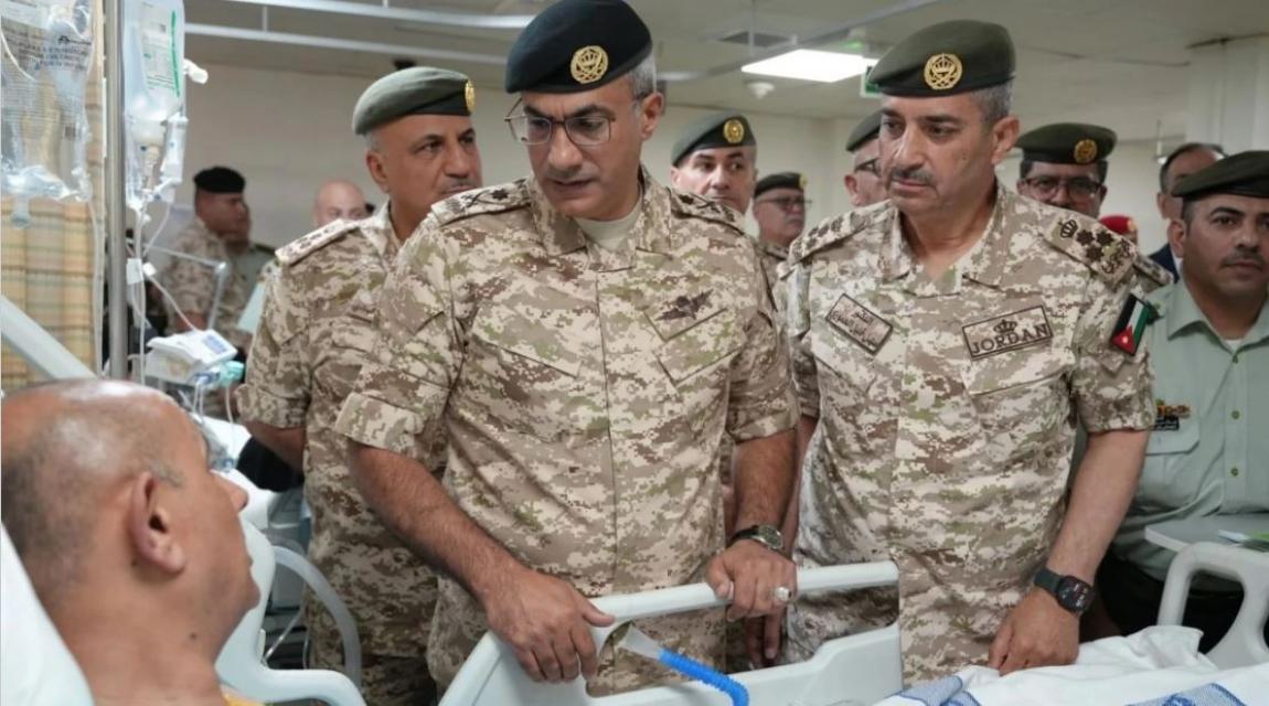 بالصور .. رئيس هيئة الأركان المشتركة يعود مصابي حادثة الكرك