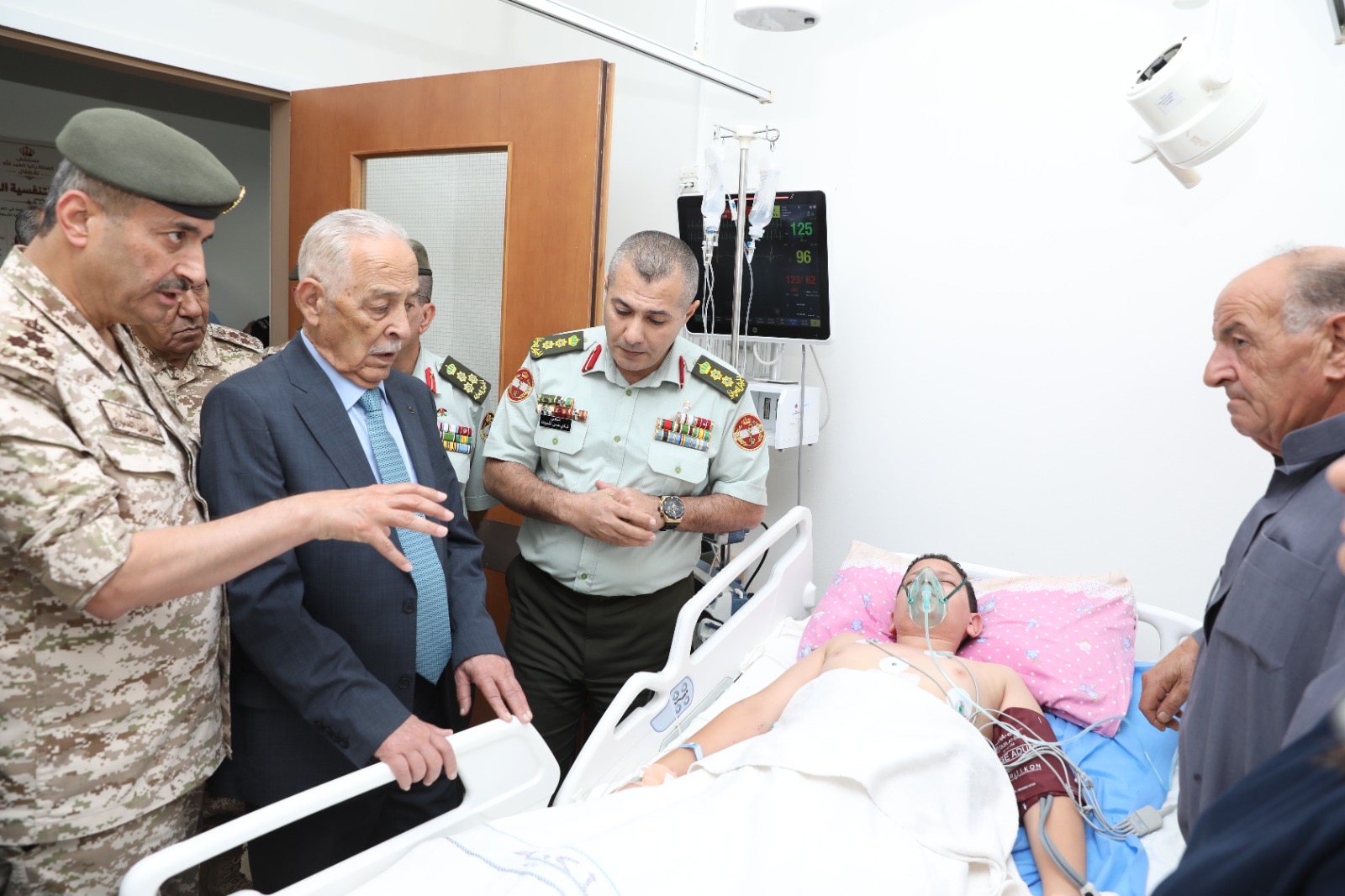 بتوجيهات ملكية .. رئيس الديوان الملكي يتابع الأوضاع الصحية لمصابي الاعتداء الإرهابي بالكرك ويطلع على احتياجاتهم